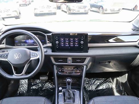 Used 2025 Volkswagen Taos SE FWD image 14