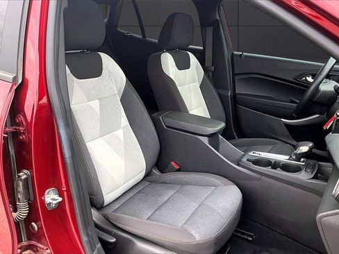 Used 2024 Chevrolet Trax RS w/ Sunroof Package image 5