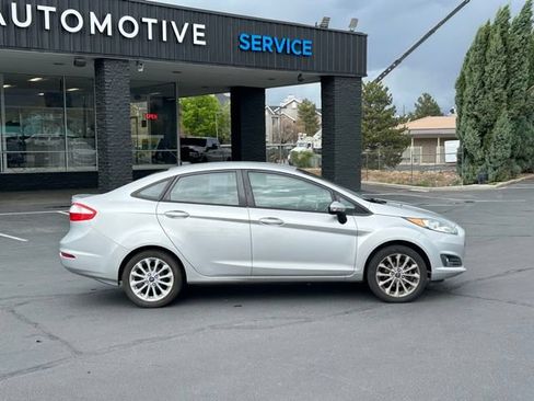 Used 2014 Ford Fiesta SE w/ Equipment Group 201A FWD image 2