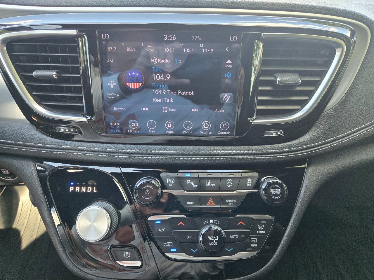 Used 2020 Chrysler Pacifica Limited w/ Advanced Safetytec Group FWD image 11