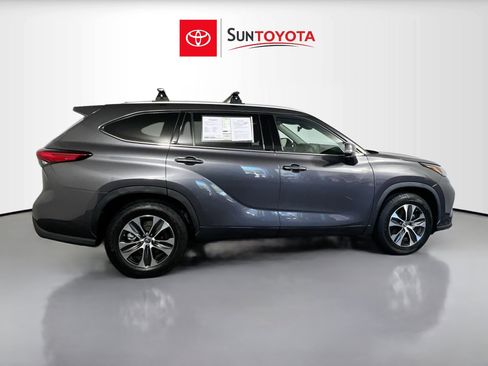 Used 2022 Toyota Highlander XLE FWD image 2