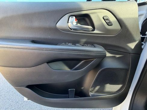 Certified 2025 Chrysler Pacifica Select image 32