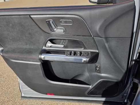 Used 2025 Mercedes-Benz GLB 250 image 17