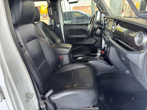 Used 2019 Jeep Wrangler Unlimited Sahara AWD/4WD image 27