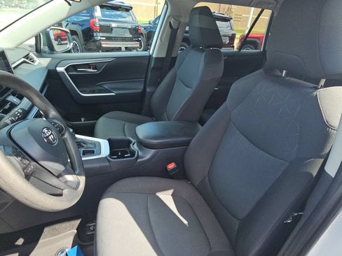 Used 2025 Toyota RAV4 XLE AWD/4WD image 25