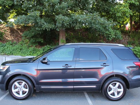 Used 2017 Ford Explorer XLT w/ Equipment Group 202A AWD/4WD image 6