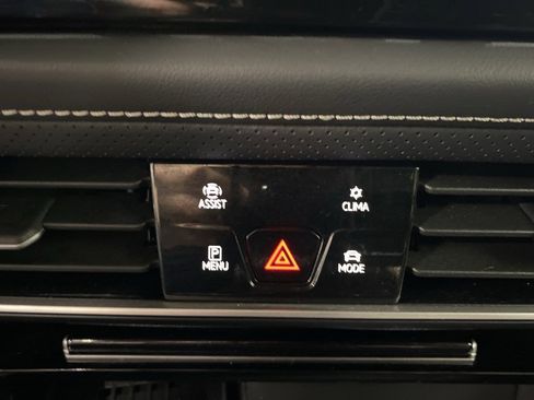 Used 2025 Volkswagen Atlas SE image 30