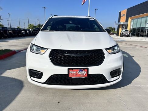 New 2026 Chrysler Pacifica Select w/ S Appearance Package image 2