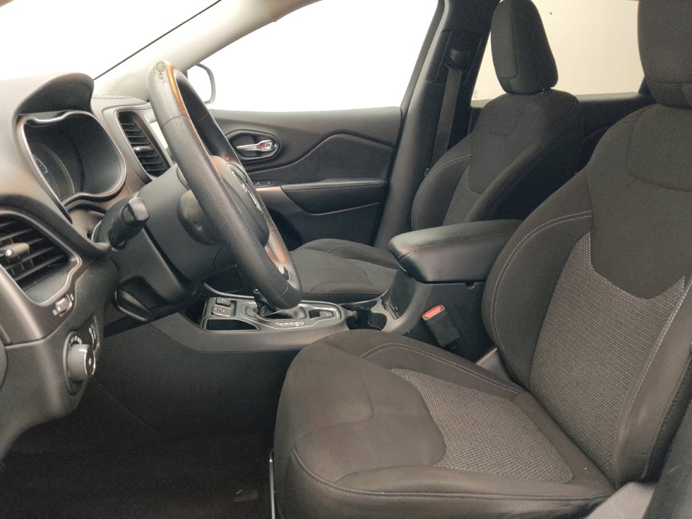Used 2019 Jeep Cherokee Latitude w/ Popular Appearance Group FWD image 17
