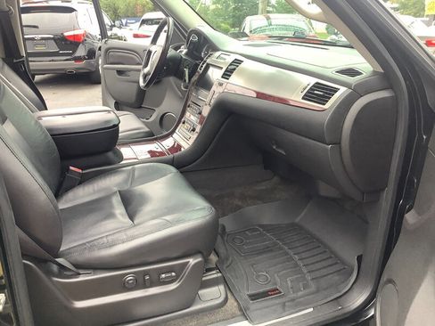 Used 2011 Cadillac Escalade Luxury AWD/4WD image 18