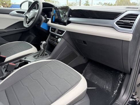 New 2026 Volkswagen Taos SE image 10