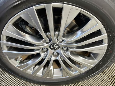 Used 2023 Toyota Venza XLE AWD/4WD image 14