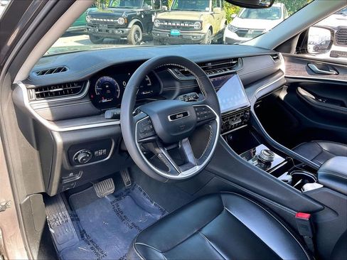 Used 2023 Jeep Grand Cherokee L Limited AWD/4WD image 8