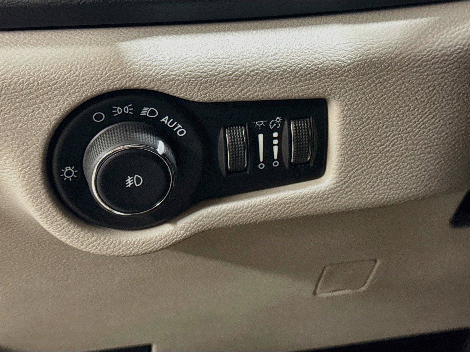 Used 2024 Chrysler Pacifica Touring-L FWD image 13