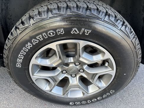 Used 2022 Jeep Cherokee Trailhawk w/ Comfort/Convenience Group AWD/4WD image 4