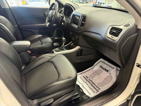 Certified 2019 Jeep Compass Latitude w/ Cold Weather Group FWD image 27