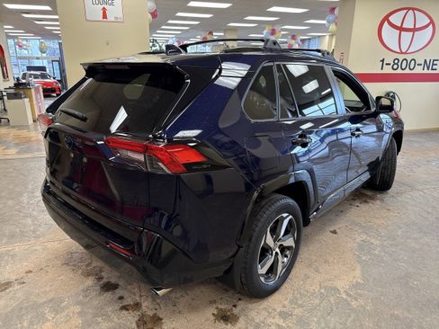 Used 2024 Toyota RAV4 SE w/ Weather & Moonroof Package AWD/4WD image 9