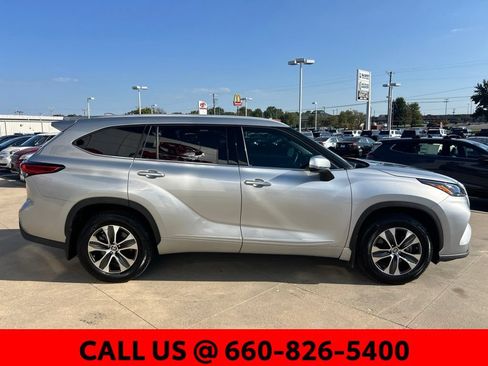 Used 2022 Toyota Highlander XLE AWD/4WD image 5