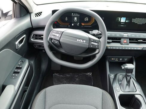 New 2025 Kia K4 LXS image 12