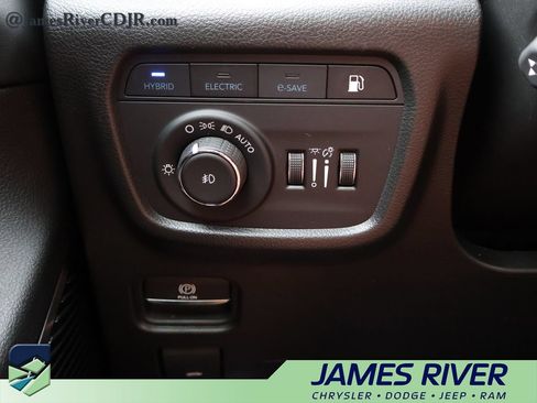 Used 2022 Jeep Grand Cherokee Summit w/ Advanced Protech Group IV AWD/4WD image 31