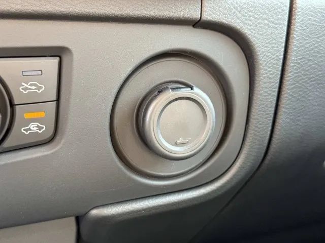 Certified 2025 Nissan Frontier SV w/ SV Convenience Package RWD image 39