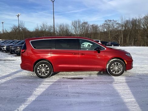 New 2026 Chrysler Pacifica Limited image 8
