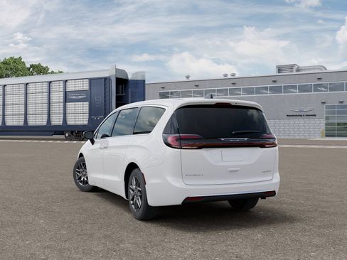 New 2027 Chrysler Pacifica Limited FWD image 3