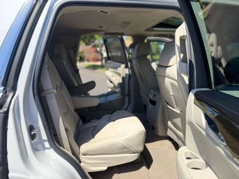 Used 2020 Cadillac Escalade Luxury RWD image 7