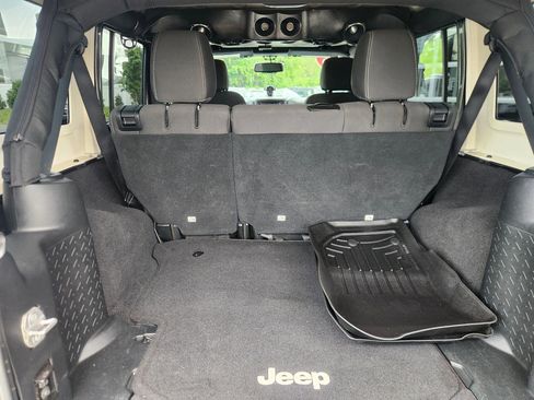 Used 2016 Jeep Wrangler Unlimited Sahara w/ Connectivity Group AWD/4WD image 41