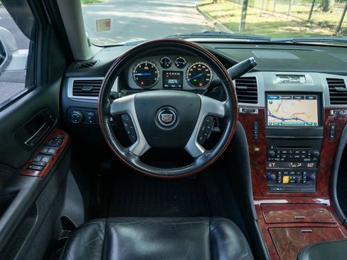 Used 2011 Cadillac Escalade Luxury AWD/4WD image 20