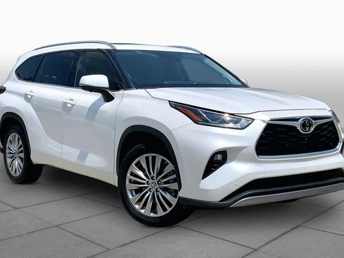 Used 2023 Toyota Highlander Platinum FWD image 3