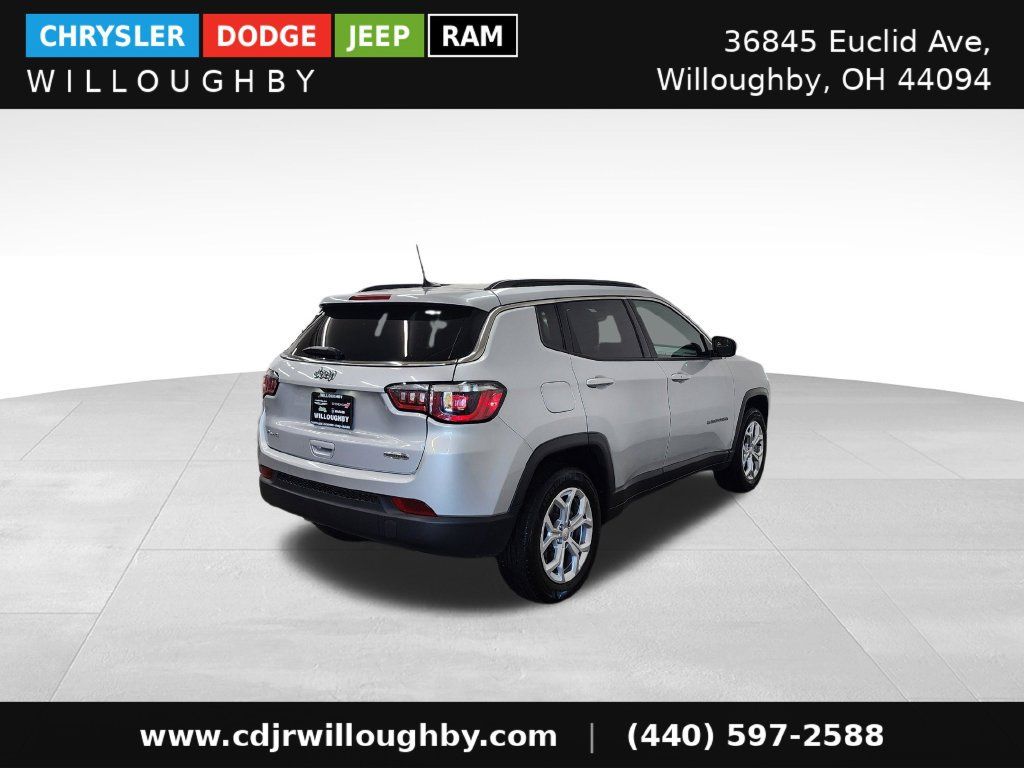 Used 2024 Jeep Compass Latitude AWD/4WD image 9