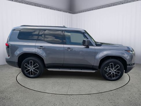 Used 2026 Lexus GX 550 w/ Accessory Package (2T) AWD/4WD image 2