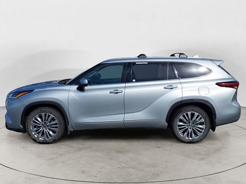 Used 2024 Toyota Highlander Platinum AWD/4WD image 2