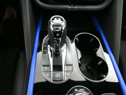 Used 2025 Bentley Bentayga AWD/4WD image 52