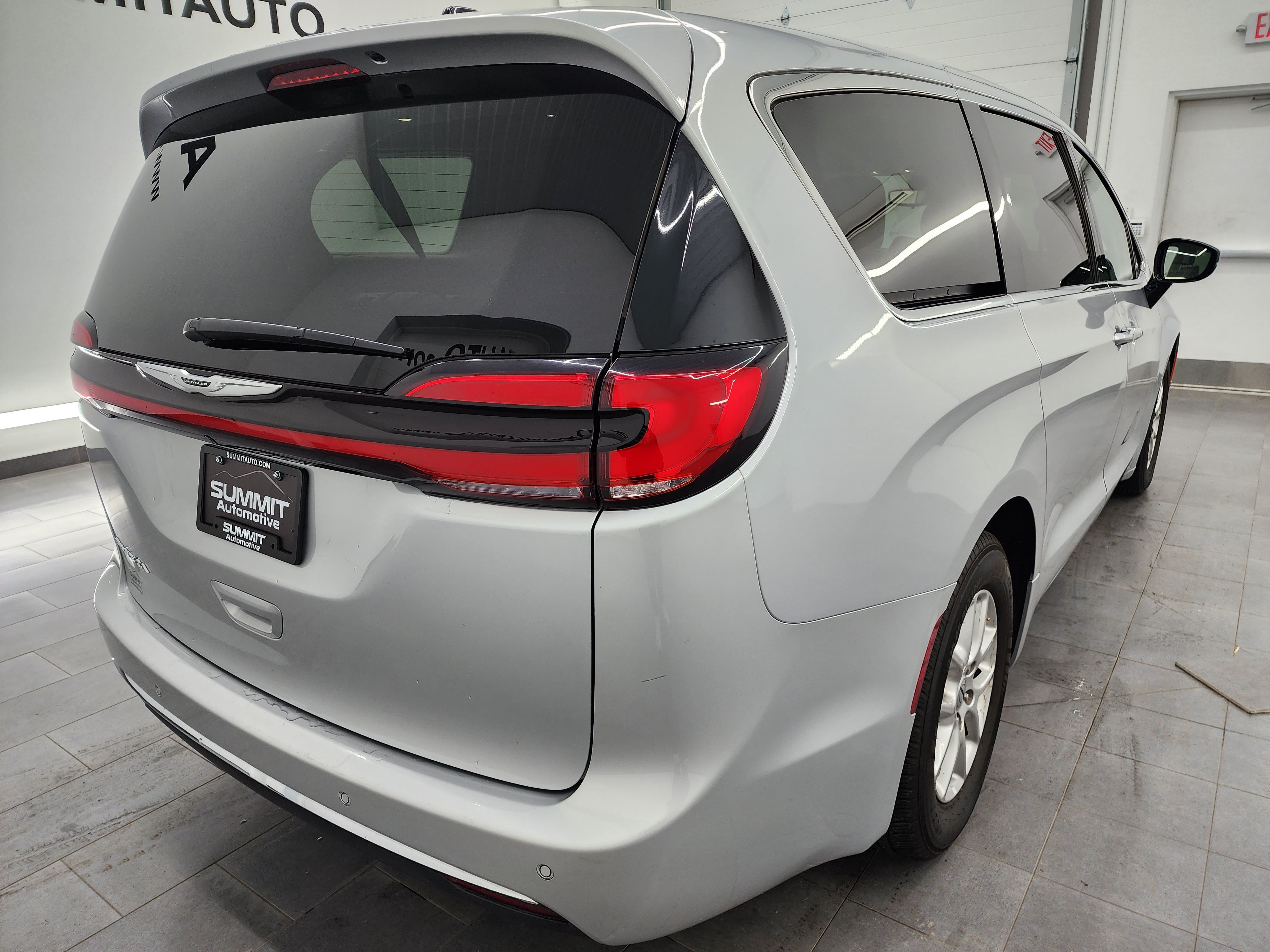 Used 2024 Chrysler Pacifica Touring-L FWD image 8