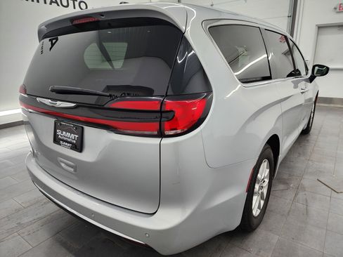 Used 2024 Chrysler Pacifica Touring-L image 8
