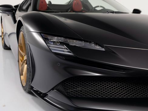 Used 2024 Ferrari SF90 Spider image 38