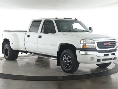 Used 2006 GMC Sierra 3500 SLT w/ Heavy-Duty Power Package AWD/4WD image 2