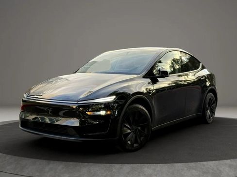 Used 2026 Tesla Model Y Long Range RWD image 3