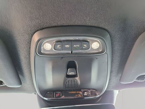 Used 2022 Volvo XC40 T5 R-Design w/ Advanced Package image 41