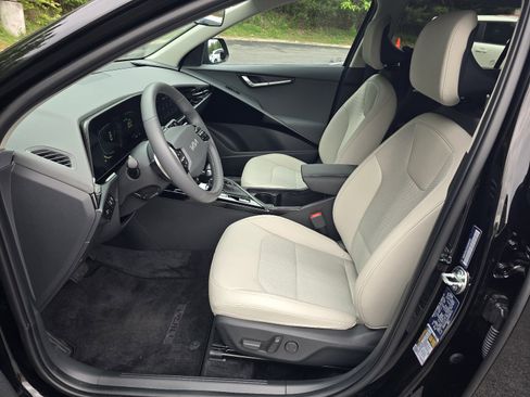 Used 2025 Kia Niro EX FWD image 11