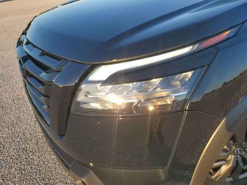 Used 2022 Nissan Pathfinder SV w/ SV Premium Package image 16