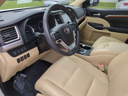 Used 2019 Toyota Highlander Limited Platinum FWD image 16