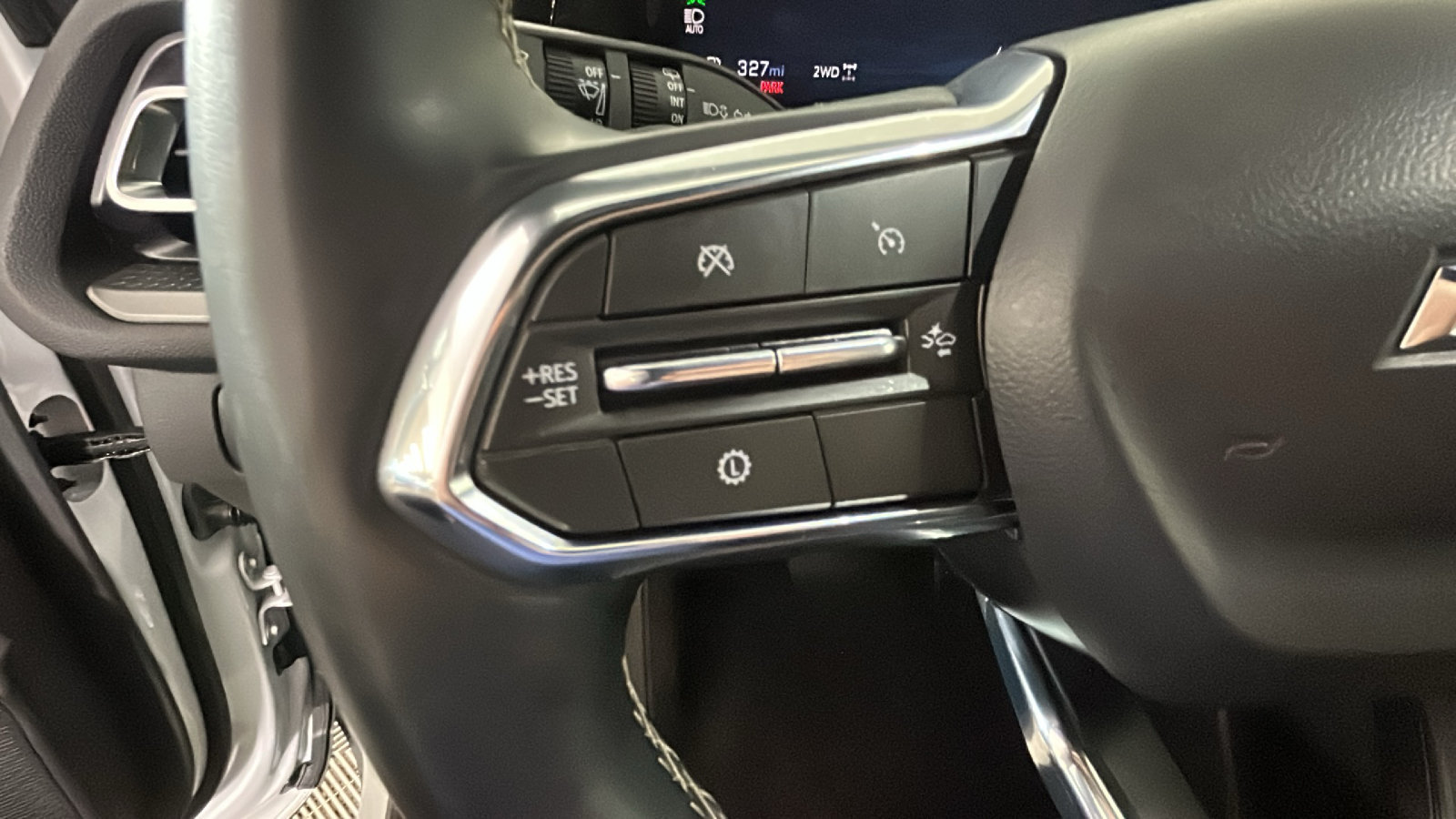 Used 2025 Chevrolet Traverse LT AWD/4WD image 18