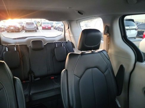 Used 2024 Chrysler Pacifica Touring-L image 10