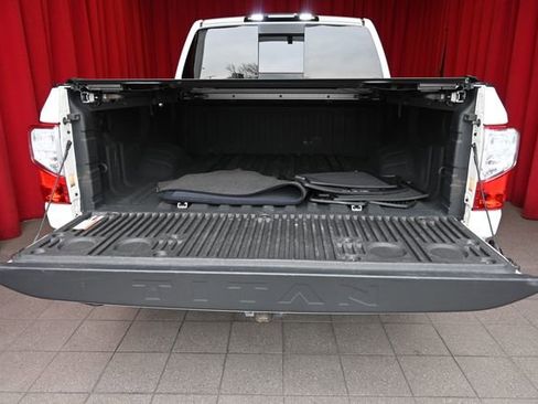 Used 2021 Nissan Titan SV w/ SV Convenience Package image 8