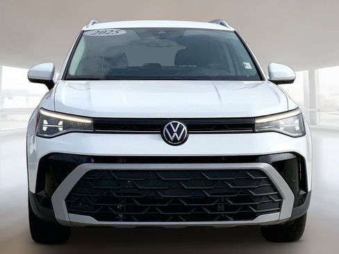 Used 2025 Volkswagen Taos SE FWD image 3