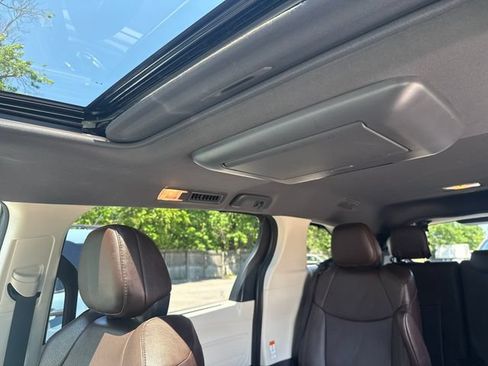 Used 2023 Toyota Sienna Platinum AWD/4WD image 23