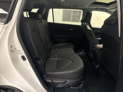 Used 2020 Toyota Highlander XLE image 18